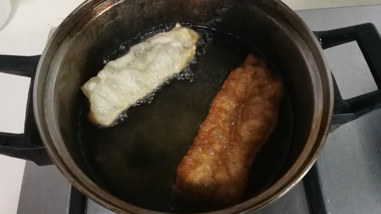 小油条,面条下锅漂浮起来,就用筷子翻滚面条,面条迅速膨胀炸至金黄