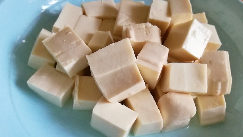 茄香麻婆豆腐,滑溜爽嫩,豆腐切成小块