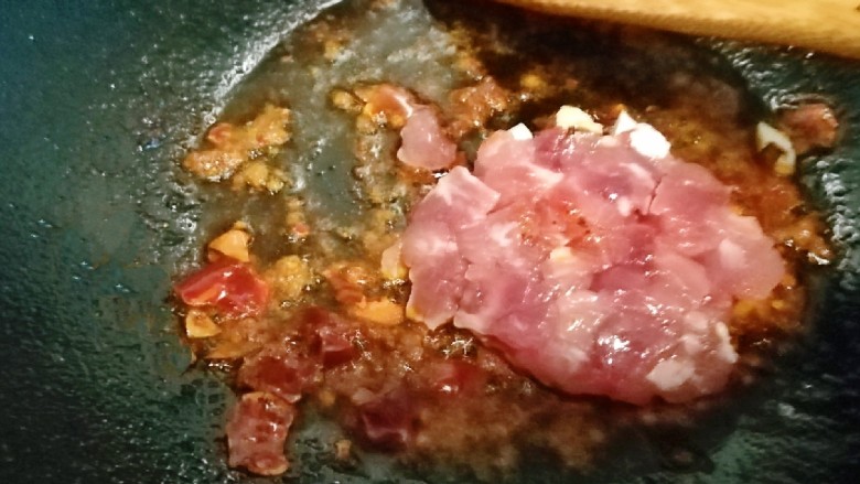 茄香麻婆豆腐,滑溜爽嫩,倒入肉末
