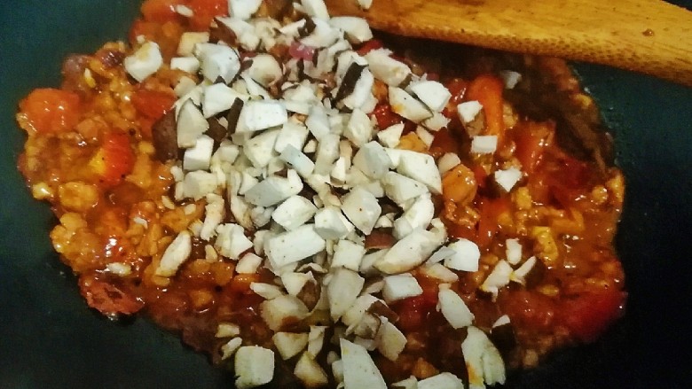 茄香麻婆豆腐,滑溜爽嫩,倒入香菇丁,翻炒均匀