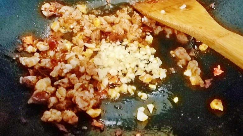 茄香麻婆豆腐,滑溜爽嫩,倒入蒜末
