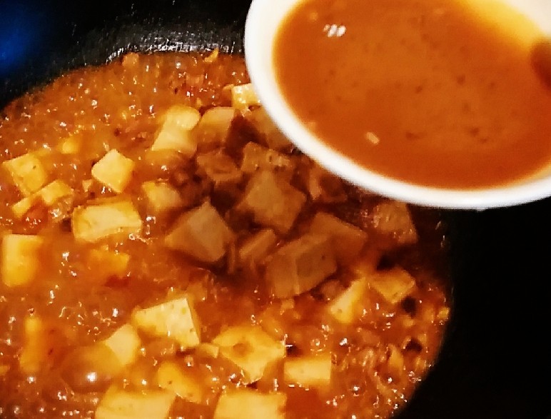 茄香麻婆豆腐,滑溜爽嫩,加入酱汁勾芡