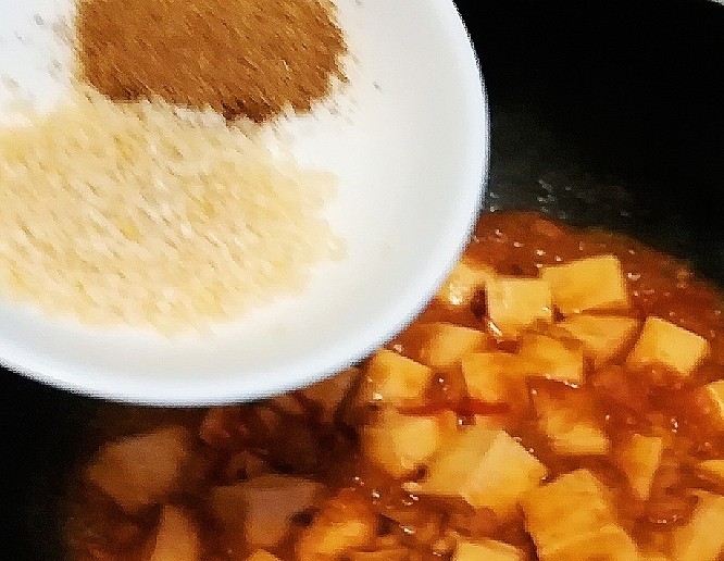 茄香麻婆豆腐,滑溜爽嫩,倒入白芝麻、花椒粉,快速翻炒均匀