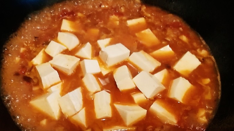 茄香麻婆豆腐,滑溜爽嫩,倒入豆腐炖煮3分钟,中途放入盐