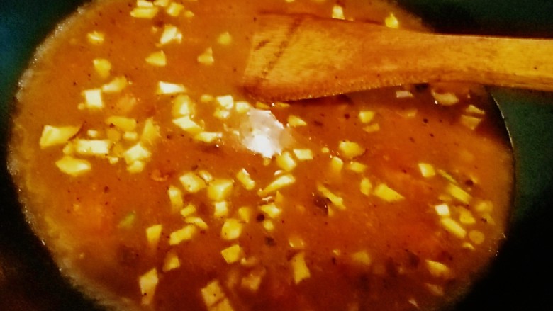 茄香麻婆豆腐,滑溜爽嫩,加入一碗清水,大火煮上3分钟,使汤汁酸辣香浓