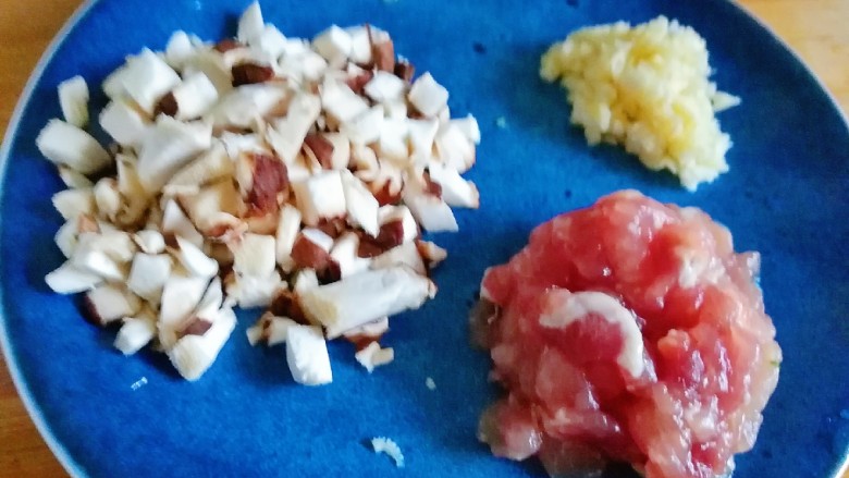 茄香麻婆豆腐,滑溜爽嫩,香菇切丁,瘦肉末用料酒、盐腌制,蒜末