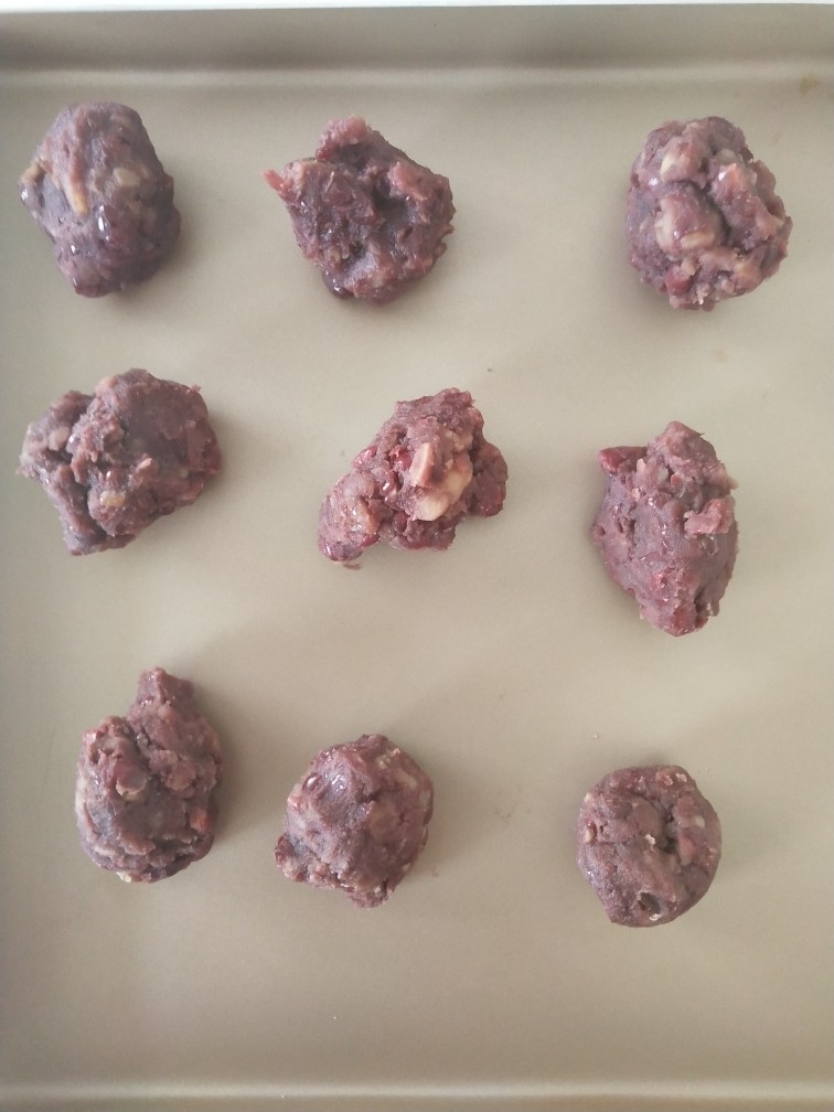 栗子红豆包,8、将1袋栗子红豆馅分成9分备用。
