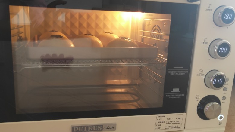 栗子红豆包,13、柏翠5400烤箱中层180度 上下或15分钟,上色及时盖锡纸。