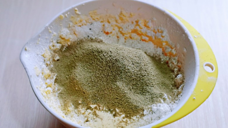 黑芝麻核桃饼干,刮刀翻拌均匀,再揉成面团。