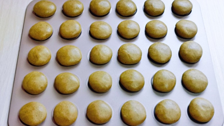 黑芝麻核桃饼干,再揉成圆形,放入不粘烤盘中。