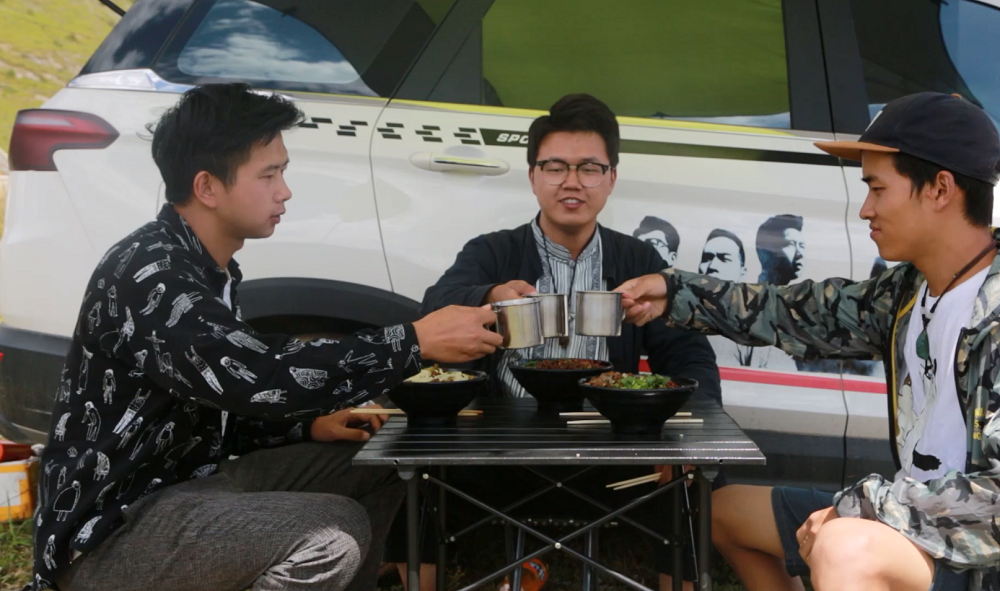 香格里拉的牦牛偷走了我们的韭菜，我们赶紧吃碗牛肉米线压压惊