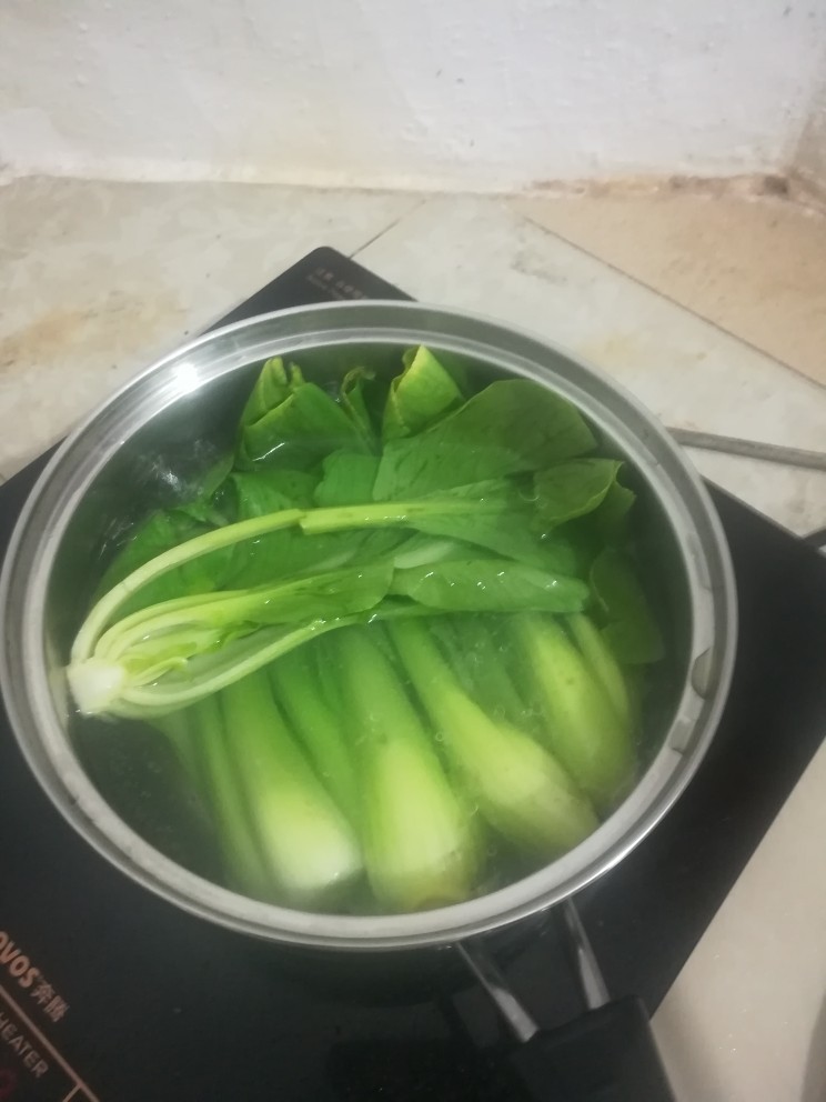 团圆菜,水里放适量油和盐,放油菜焯水