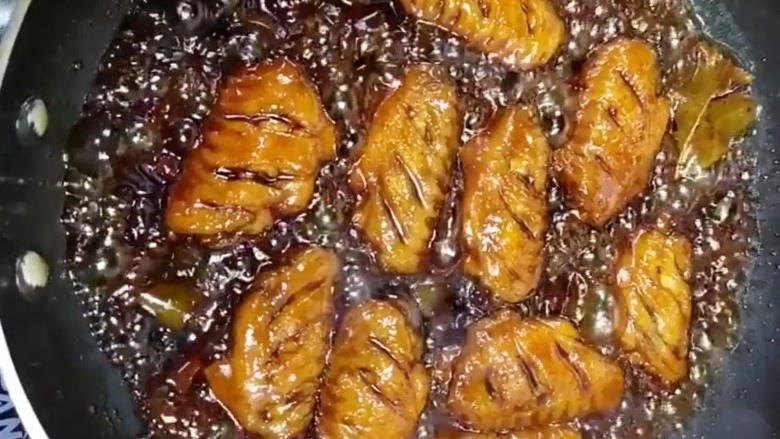 可乐鸡翅,大火煮开转小火烧十五分钟大火收汁即可