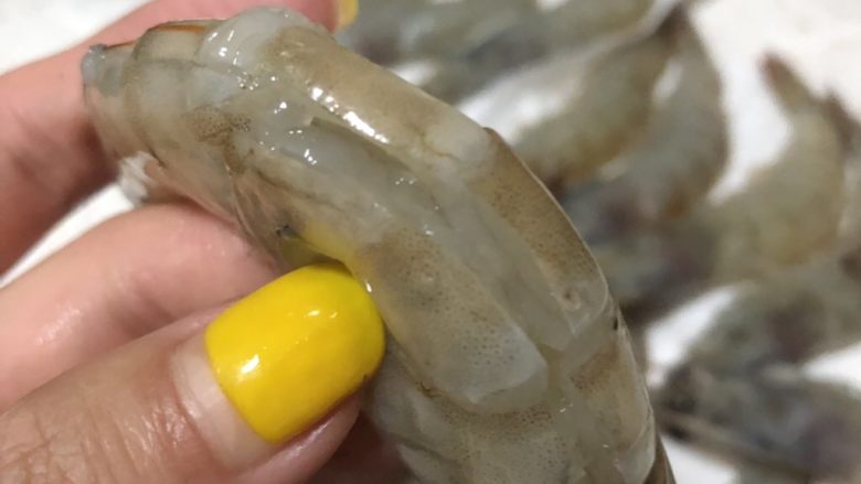 油焖大虾,剪掉须，脚，嘴，开背，去虾线
