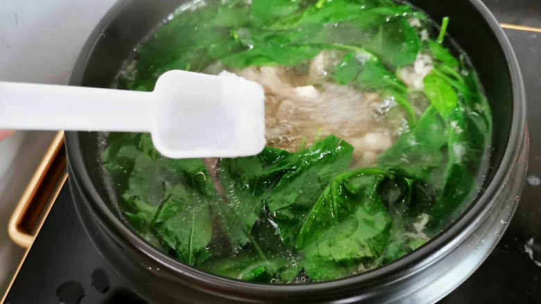 想要补肝明目的找它就对啦!,滚一下就可以关火了。加点盐调味就搞定了!