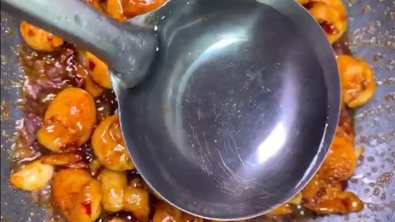香辣肥肠,然后加一勺清水,小火煮三分钟入味