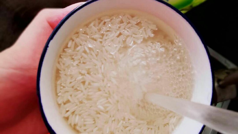 消食开胃的老菜脯粥,<a style='color:red;display:inline-block;' href='/shicai/ 492'>大米</a>洗干净,泡好!