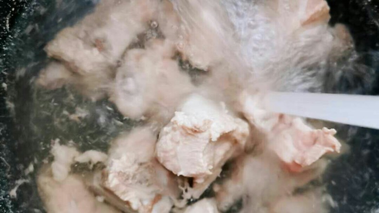 消食开胃的老菜脯粥,煮开,捞起洗干净