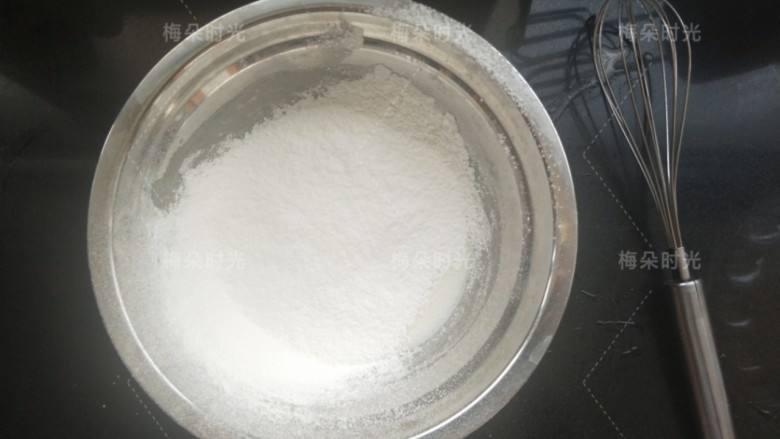纸杯蛋糕(不塌不裂),再筛入低筋面粉,翻拌均匀。
