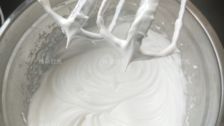 纸杯蛋糕(不塌不裂),打发程度是硬性发泡。提起打蛋器呈现短小的直尖。