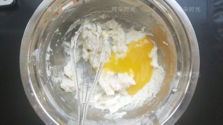 纸杯蛋糕(不塌不裂),蛋黄分两次加入。