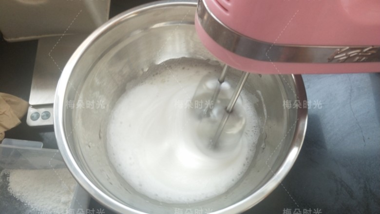 纸杯蛋糕(不塌不裂),开始打发蛋清。滴几滴柠檬汁,(没有可用白醋代替)。白糖分三次加入。