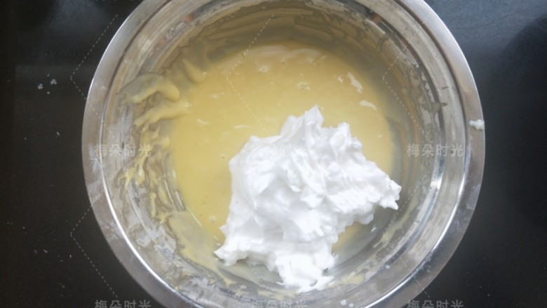 纸杯蛋糕(不塌不裂),挖三分之一蛋清加入蛋黄糊里面,翻拌均匀。然后再挖三分之一加入。