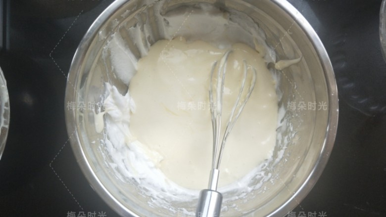 纸杯蛋糕(不塌不裂),混合好的面糊再倒进剩余的蛋清里面。翻拌均匀。