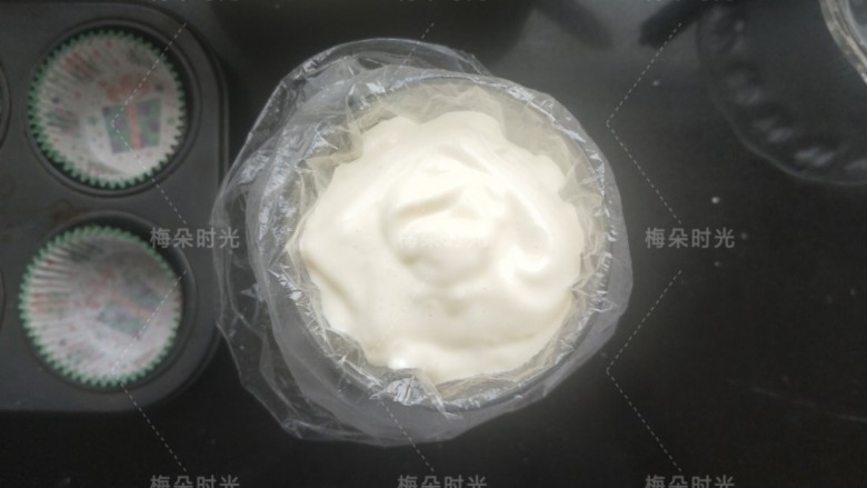 纸杯蛋糕(不塌不裂),蛋糕糊装进裱花袋里面。