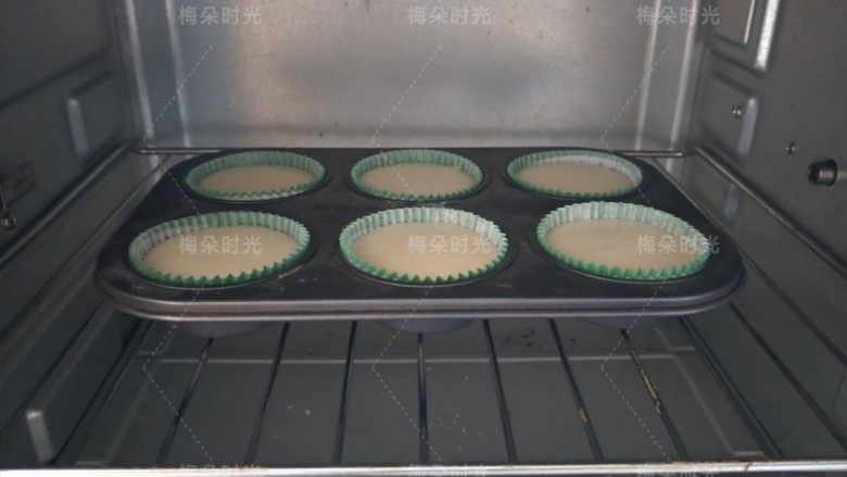 纸杯蛋糕(不塌不裂),放入烤箱中层烤制。先用110度烤20分钟,再用120度烤5分钟,再用140度烤20分钟。再用160度烤五分钟。