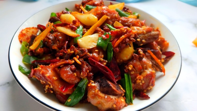 干煸辣子鸡丁,太香啦,鸡肉鲜嫩酥脆!
