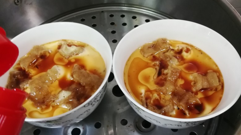 油条蒸鸡蛋,放入半勺香油