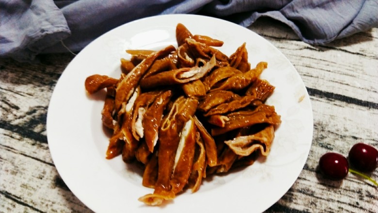 爆炒牛大肠,牛肠先切成长条(这个肠买来就已经卤化了,若没有卤,自己要放入高压锅压烂)