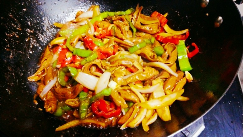 爆炒牛大肠,等待洋葱和辣椒熟后,就可以出锅了