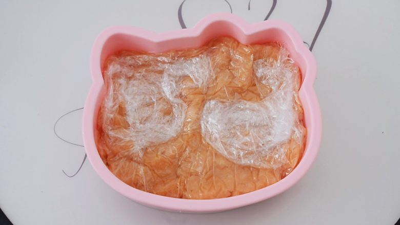 K丅猫米饭鸡排汉堡,KT猫模具铺上保鲜膜,再把鸡肉放入压实