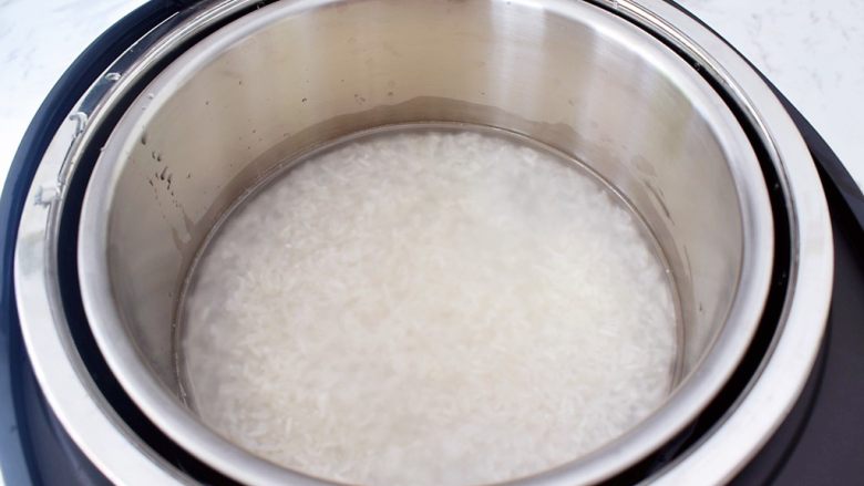 K丅猫米饭鸡排汉堡,加入清水,水量跟米齐平即可,水量不可超过米平面的1厘米