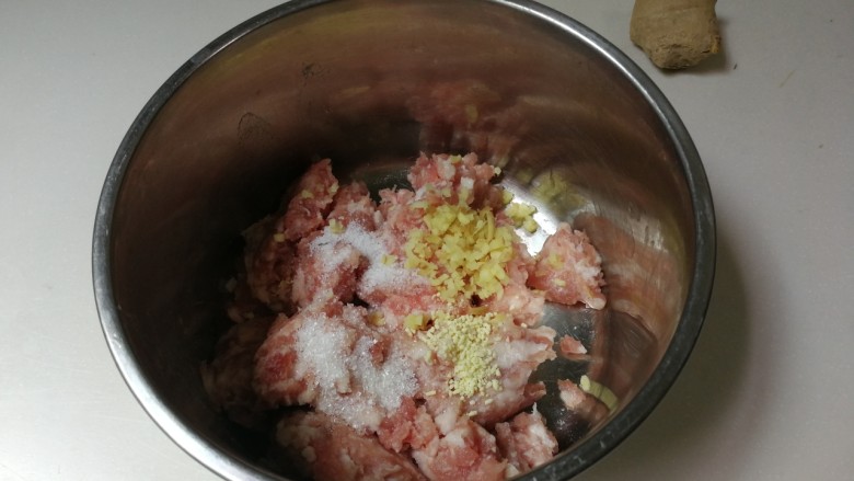 蚕豆冬瓜汆汤圆子,放入姜末,葱花