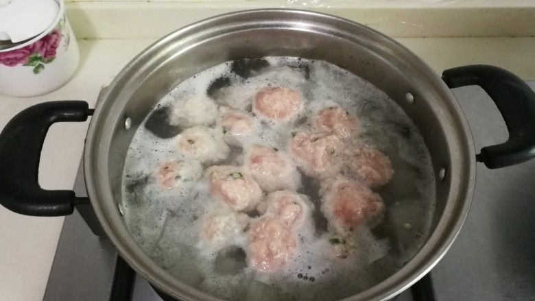 蚕豆冬瓜汆汤圆子,用勺子挖肉糊滚圆,放入锅中烧开转小火烧至圆子漂浮起来
