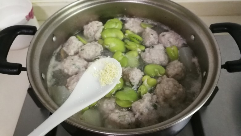 蚕豆冬瓜汆汤圆子,放入少许鸡精