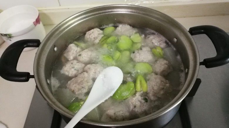 蚕豆冬瓜汆汤圆子,放入少许盐