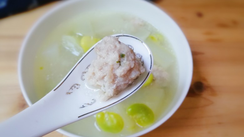 蚕豆冬瓜汆汤圆子,看!肉圆嫩嫩的好吃!