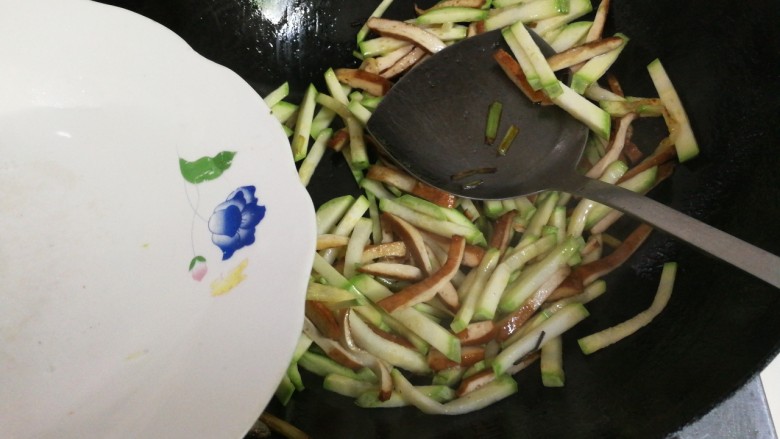 西葫芦香干,西葫芦放入少许热水翻炒片刻,会更嫩脆