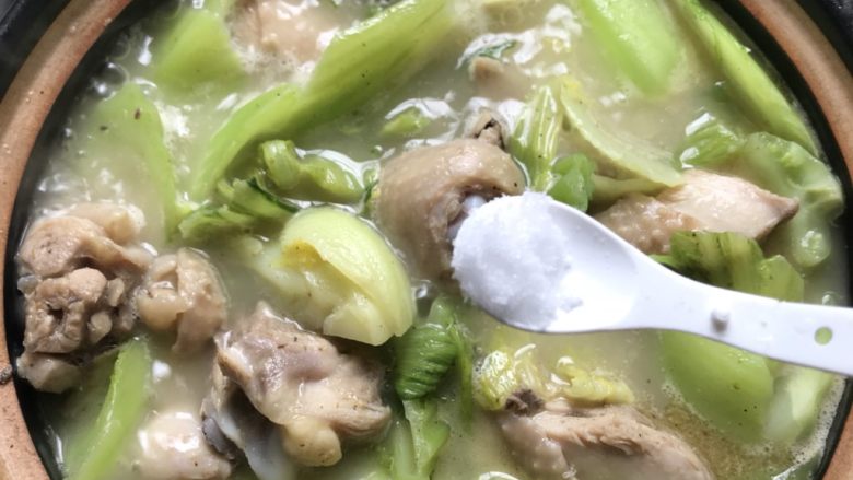芥菜鸡汤,大火煮开后转小火焖煮10分钟,加入适量的盐。