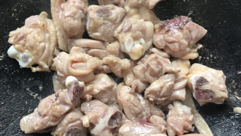 芥菜鸡汤,鸡肉要炒到出油才行,不然会有腥味。