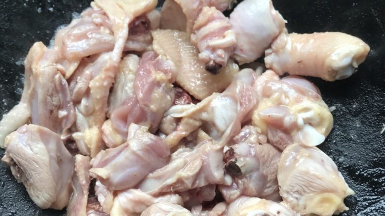 芥菜鸡汤,下鸡肉翻炒,炒的时候会出水,要把水份炒干,炒到香气出来。