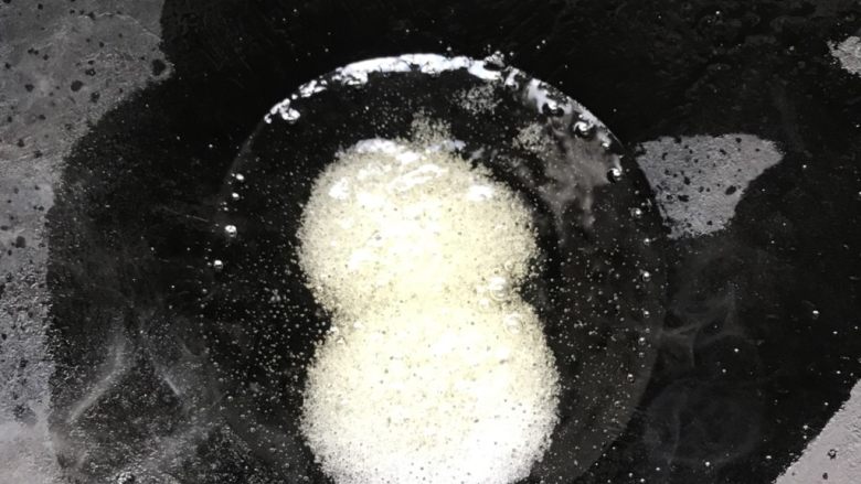 芥菜鸡汤,倒入油然后盐先放进来,略略炒一下。