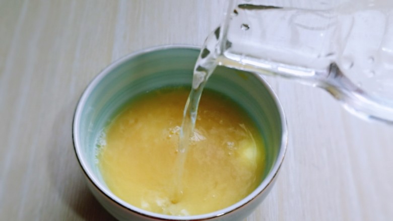 迷你小油条,加入适量纯净水,搅拌均匀。