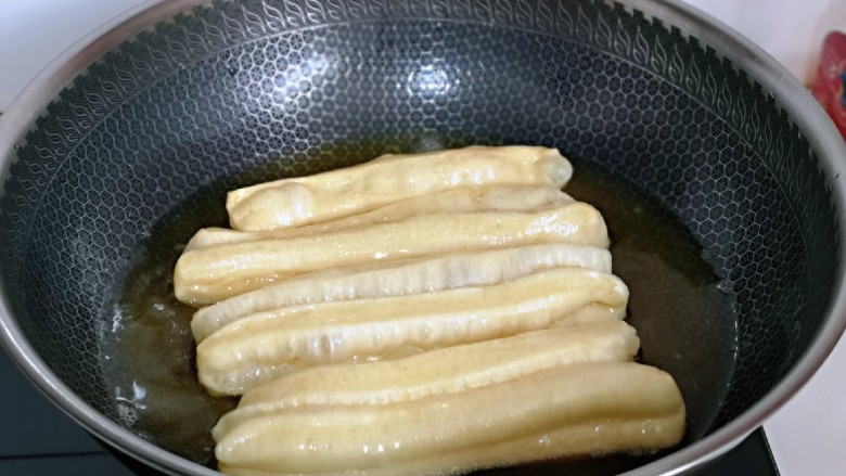 迷你小油条,锅中加入食用油,待油温7.8成热时,将油条胚放入油锅中 (有些人总问如何判断油温!很简单,可以用一小块面测试,面团放入锅中,立刻漂浮上来,油温即可)