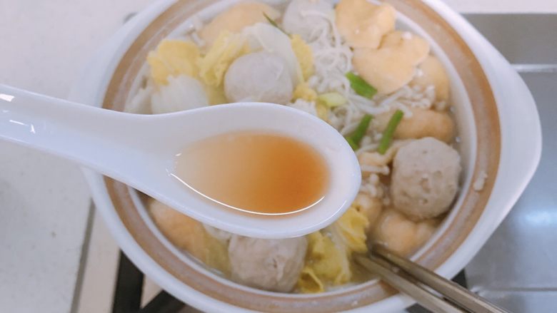 金针菇娃娃菜豆腐泡煲,关火加少许香油,开动