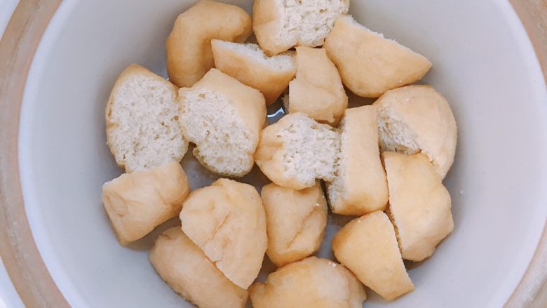 金针菇娃娃菜豆腐泡煲,砂锅一个,先把豆腐泡铺在最下面